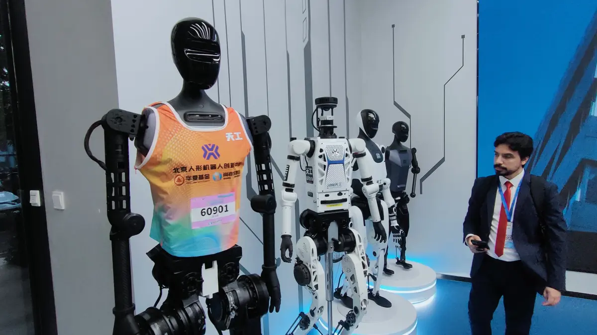 ROBOT: Suasana di lobi Humanoid, sebuah perusahaan teknologi dan AI di Beijing, Tiongkok. Perusahaan ini mengembangkan berbagai jenis robot. (Eka Prasetya/Radar Buleleng)