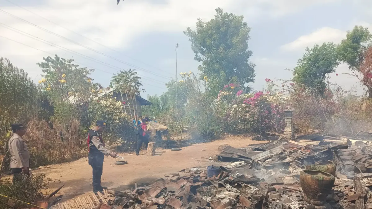 KEBAKARAN: Aparat kepolisian mendatangi TKP kebakaran yang menghanguskan rumah warga Desa Patas, Kecamatan Gerokgak, Buleleng. (Polres Buleleng)