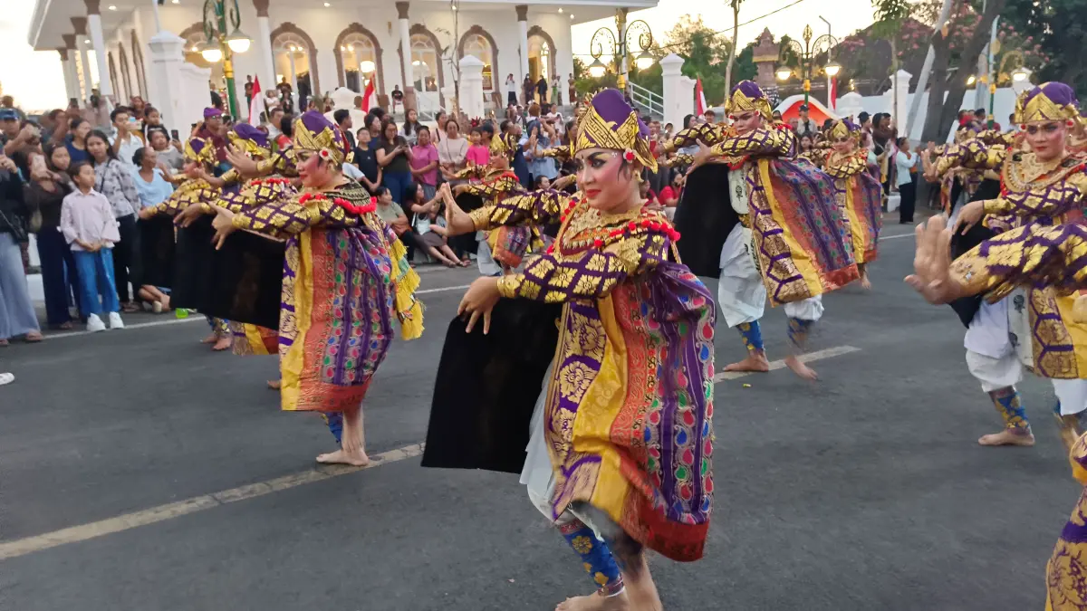TARI MASSAL: Penampilan Tari Palawakya pada pembukaan Buleleng Festival 2026. (Eka Prasetya/Radar Buleleng)