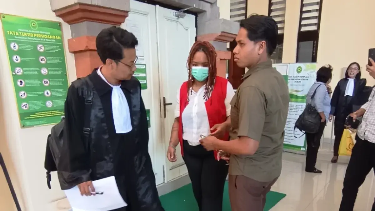 HADAPI SIDANG: Warga Negara Asing (WNA) asal Amerika Serikat, Tyeisha Kieonne Parks (pakai rompi merah) saat menghadapi persidangan di Pengadilan Negeri Denpasar. (M. Sandijaya/Radar Bali)