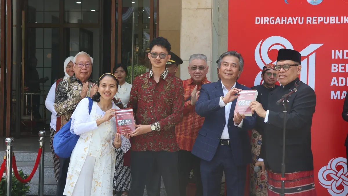LUNCURKAN BUKU: Duta Besar RI untuk Tiongkok, Djauhari Oratmangun (paling kanan) saat meluncurkan buku “Indonesia-Tiongkok: Siapa Melakukan Apa?” di KBRI Beijing. (KBRI Beijing)