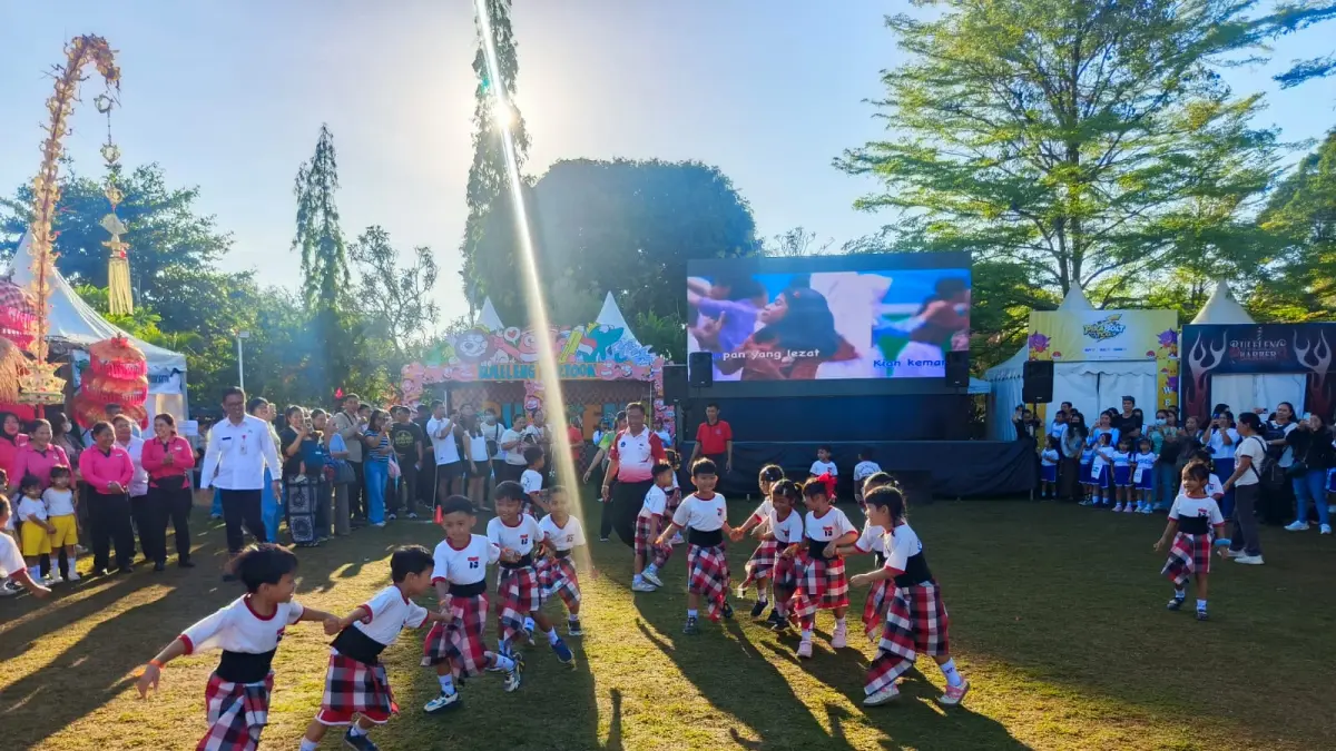 PERMAINAN TRADISIONAL: Anak-anak TK di Buleleng melakukan permainan tradisional dalam rangkaian Buleleng Festival 2026. (Disdikpora Buleleng)