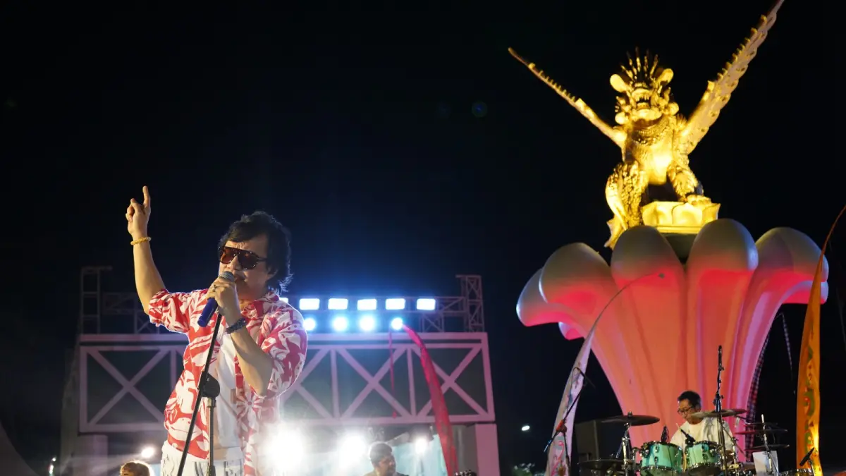 TAMPIL PERDANA: Vokalis KLa Project saat tampil di Panggung Utama Buleleng Festival (Bulfest) 2026. Ini pertama kalinya KLa Project tampil di Buleleng, sejak terbentuk 37 tahun silam. (Pemkab Buleleng)