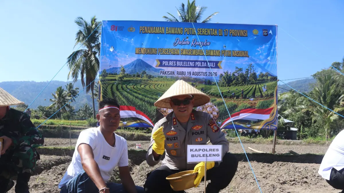 TANAM BAWANG: Kapolres Buleleng, AKBP Ruzi Gusman (kanan) bersama petani di Desa Pakisan melakukan uji coba penanaman bawang putih. (Polres Buleleng)