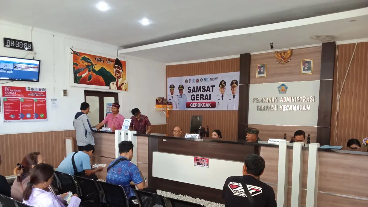 GERAI PAJAK: Suasana gerai samsat di Kecamatan Gerokgak. Gerai tersebut diharapkan dapat mendekatkan pelayanan perpajakan kepada masyarakat. (Pemkab Buleleng)