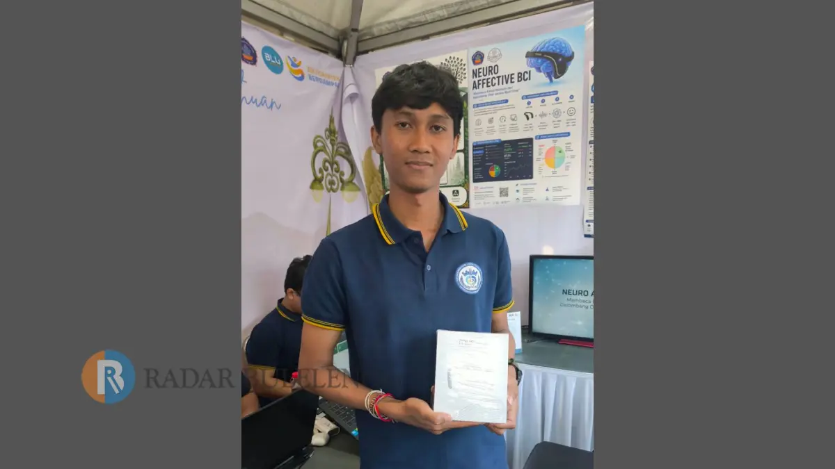 KENALKAN TEKNOLOGI: Anggota Tim Riset Data Science Undiksha, Rama Ngurah Putra Pinatih menunjukkan alat AI pembaca emosi. (Pemkab Buleleng)