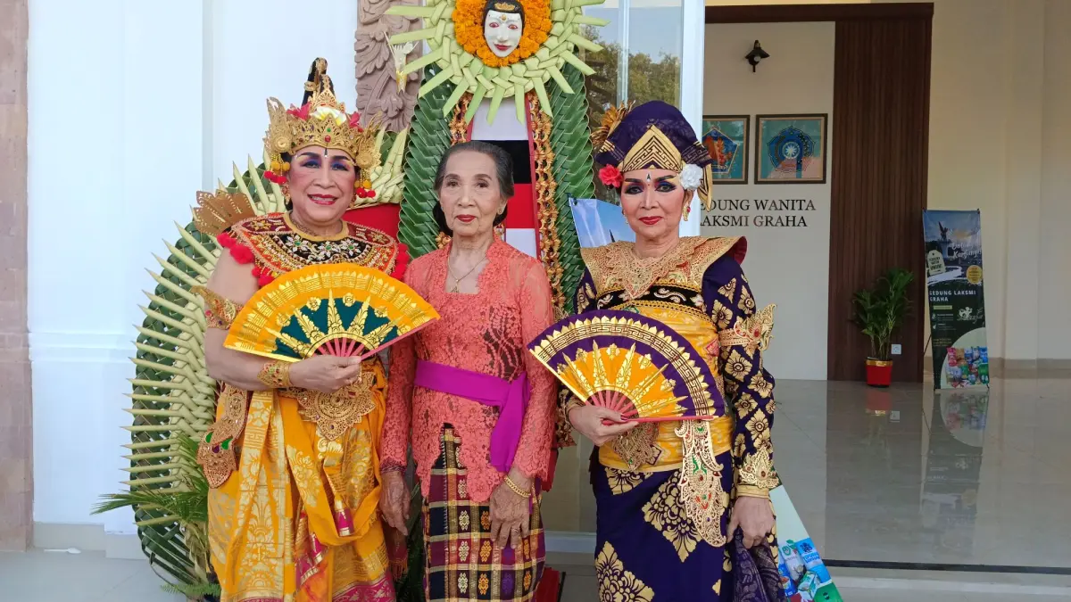 PENARI LEGENDARIS: Dari kiri, penari legendaris Tari Wiranjaya, Prof. Ni Luh Sustiawati; penari legendaris Tari Palawakya, Luh Menek; dan penari legendaris Tari Trunajaya, Ni Luh Herawati. (Eka Prasetya/Radar Buleleng)