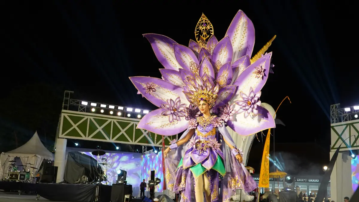 PERAGAAN BUSANA: Peragaan busana bertajuk “Askara – Wastra Tunjung Ungu” serangkaian Buleleng Festival 2026. Peragaan busana itu juga menandai peluncuran kain endek dengan motif tunjung ungu. (Pemkab Buleleng)