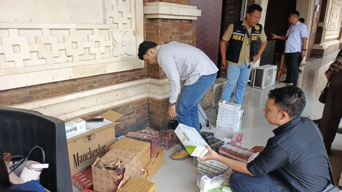 ROKOK ILEGAL: Polisi menyita rokok ilegal yang dijual oleh warga Buleleng di Gilimanuk. (Polres Buleleng)