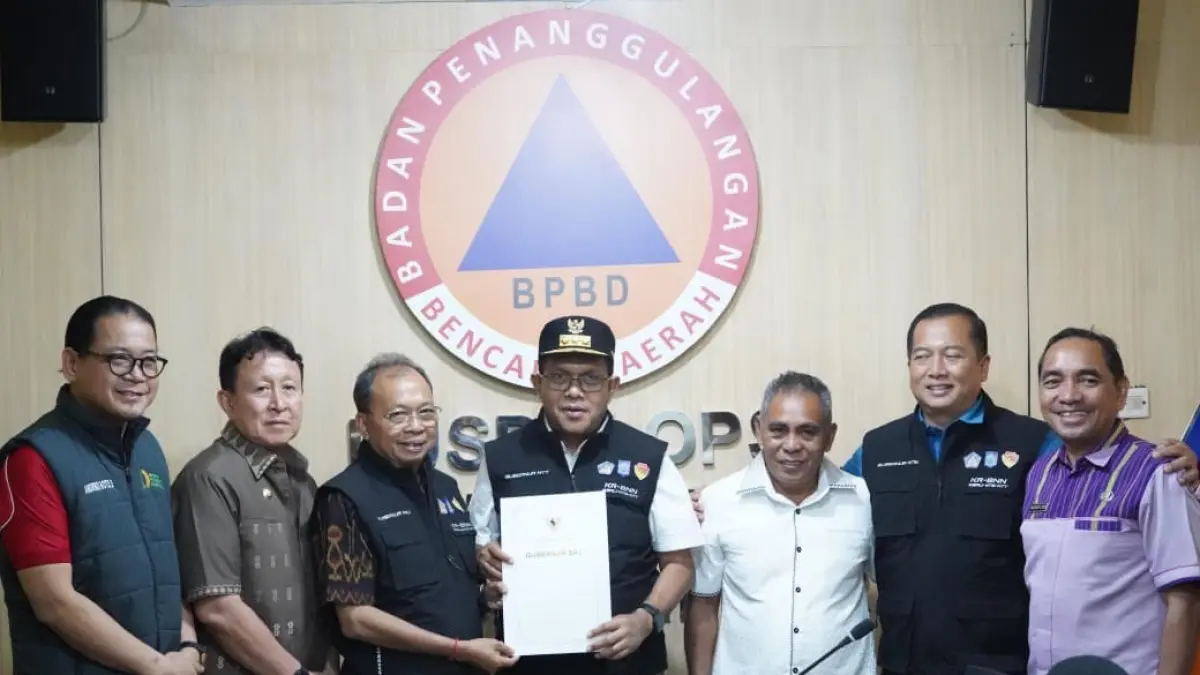 SERAHKAN BANTUAN: Gubernur Bali, Wayan Koster (tiga dari kiri) saat menyerahkan bantuan secara simbolis di NTT. (BPBD Bali)