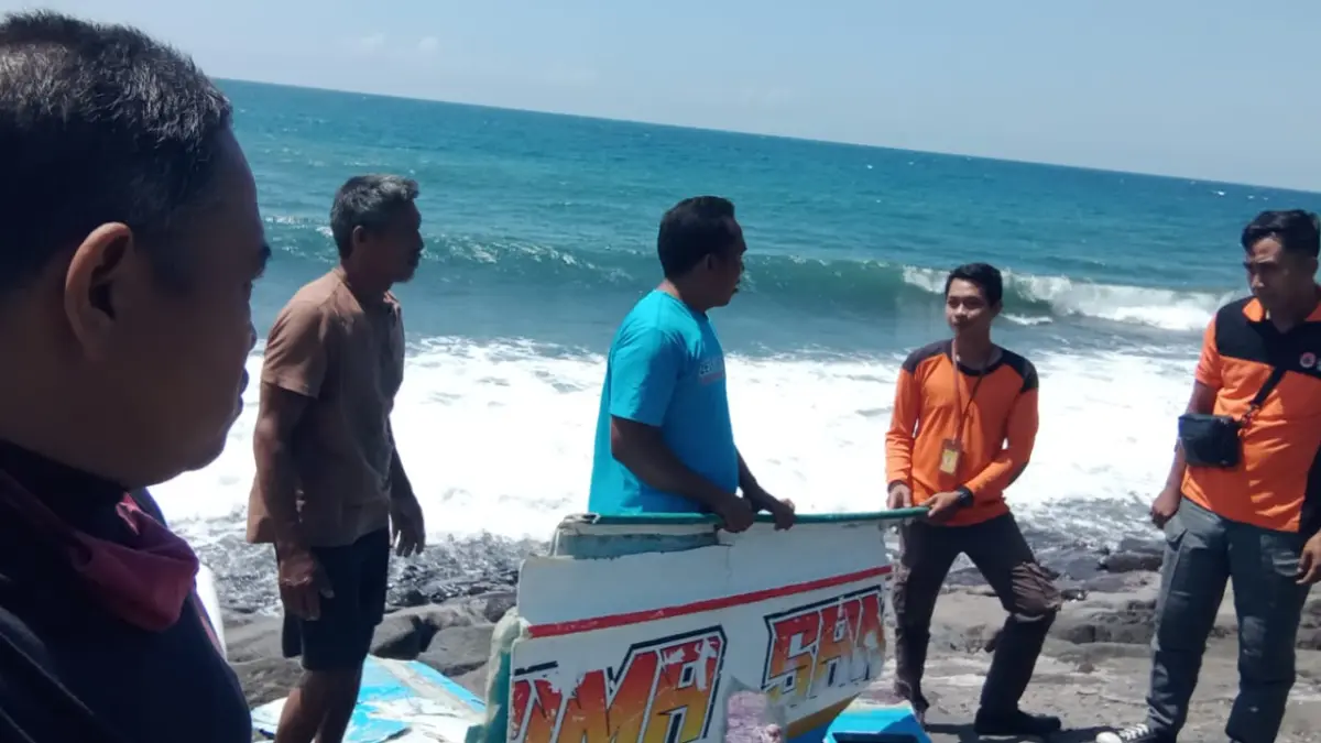 TERSISA PUING: Tim BPBD Buleleng saat mendatangi pesisir Pantai Penyumbahan di Desa Les, Kecamatan Tejakula. Perahu warga porak poranda gegara dihempas gelombang pasang. (BPBD Buleleng)