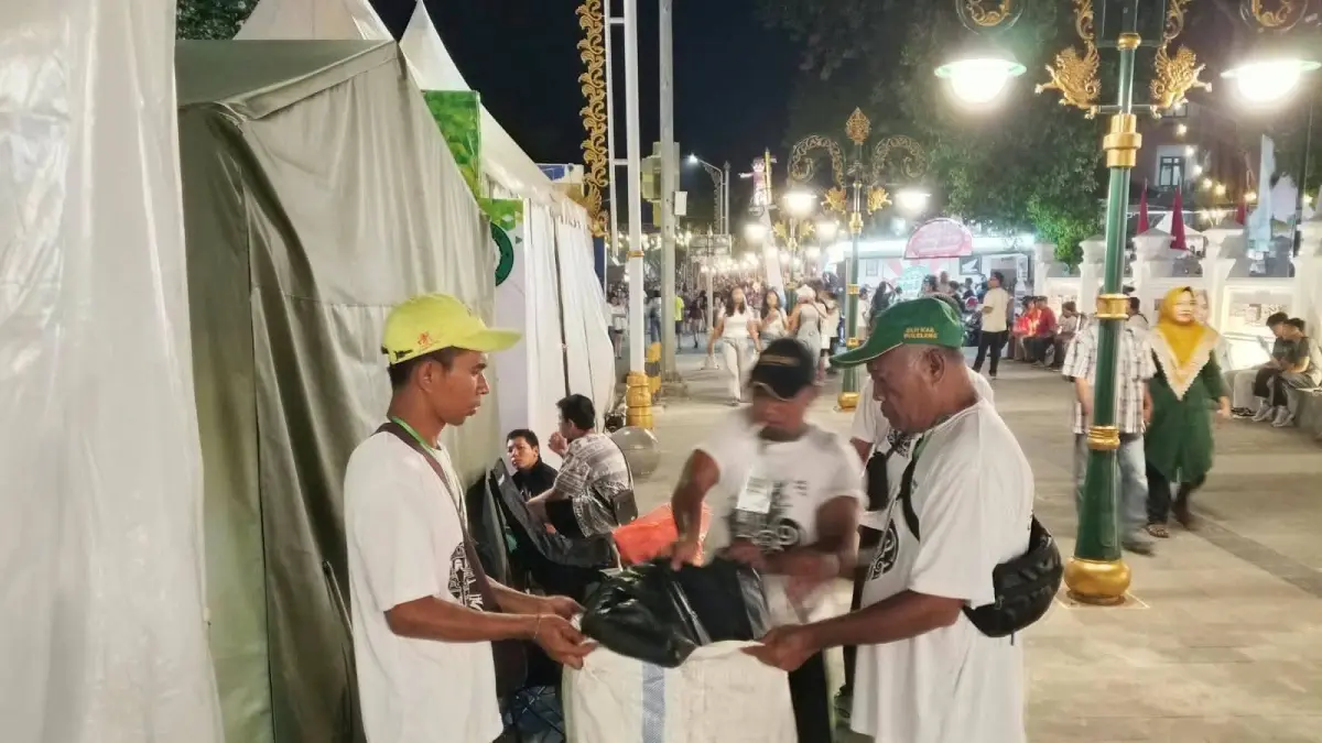 BERSIHKAN SAMPAH: Para relawan dan petugas kebersihan membersihkan sampah yang berserakan di area Buleleng Festival 2026. (Pemkab Buleleng)