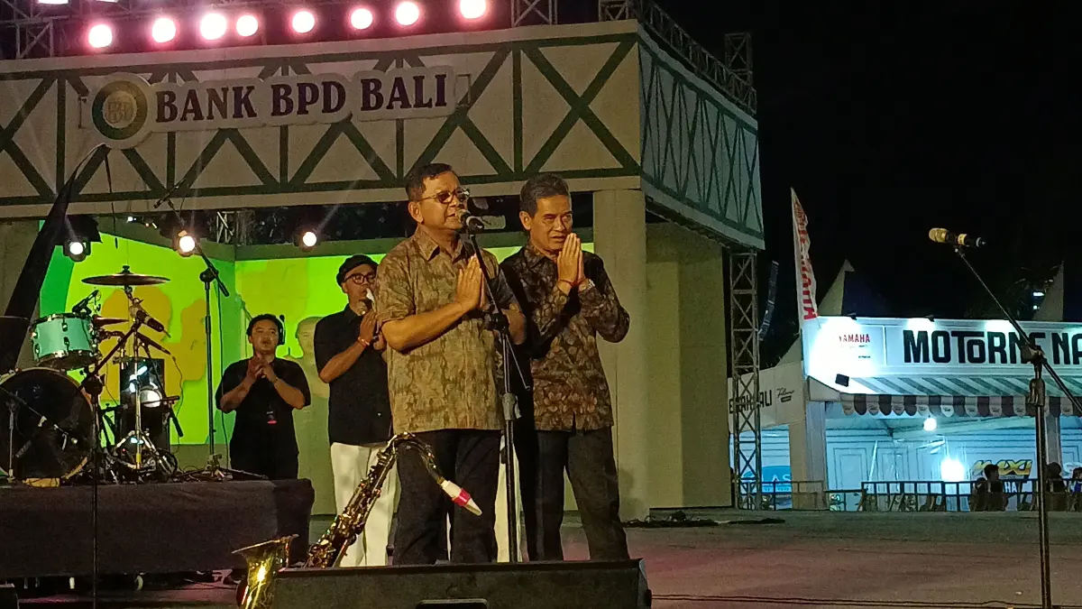 DOA BERSAMA: Aksi doa bersama untuk korban gempa bumi NTT yang dipimpin Bupati Buleleng, Nyoman Sutjidra dan Wakil Bupati Buleleng, Gede Supriatna. (Eka Prasetya/Radar Buleleng)