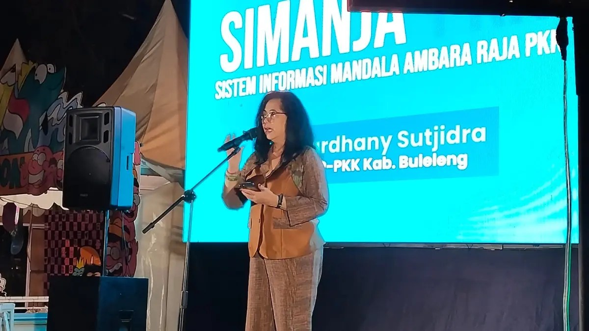 LUNCURKAN APLIKASI: Ketua Tim Penggerak PKK Buleleng, Ny. Wadhany Sutjidra saat meluncurkan aplikasi Simanja pada Kamis (21/8/2026) malam. (Pemkab Buleleng)