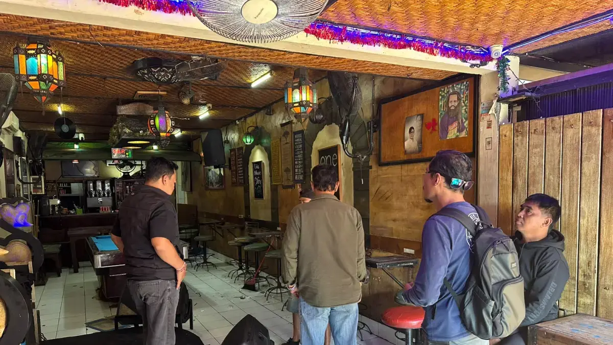OLAH TKP: Aparat kepolisian mendatangi salah satu tempat hiburan malam di kawasan Legian, Kuta. Seorang WNA asal Inggris tewas setelah sempat mengalami pengeroyokan di bar tersebut. (Polresta Denpasar)