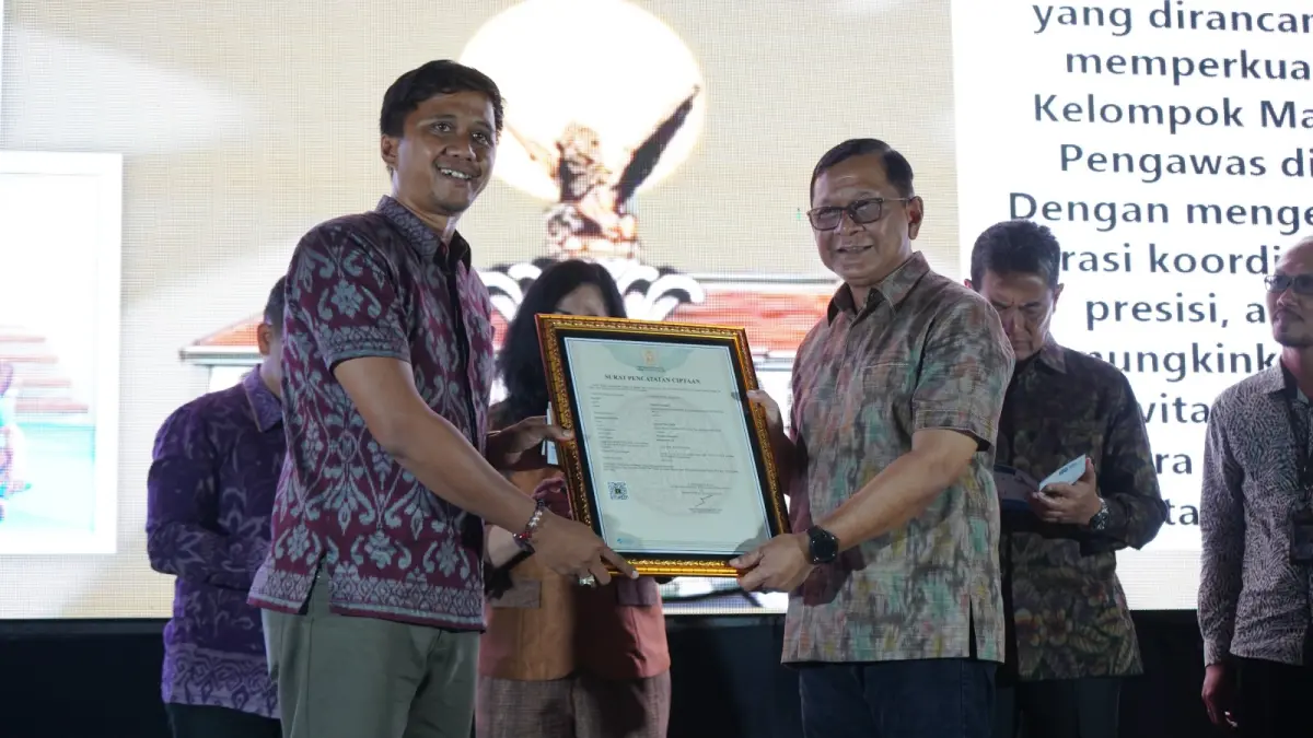 SERAHKAN KEKAYAAN INTELEKTUAL: Bupati Buleleng, I Nyoman Sutjidra (kanan) menyerahkan hak kekayaan intelektual kepada masyarakat Buleleng. (Pemkab Buleleng)