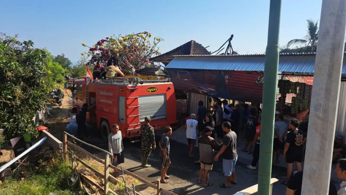 PADAMKAN API: Petugas Pemadam Kebakaran Buleleng memadamkan api yang melalap rumah warga Desa Banjar, Buleleng. (BPBD Buleleng)