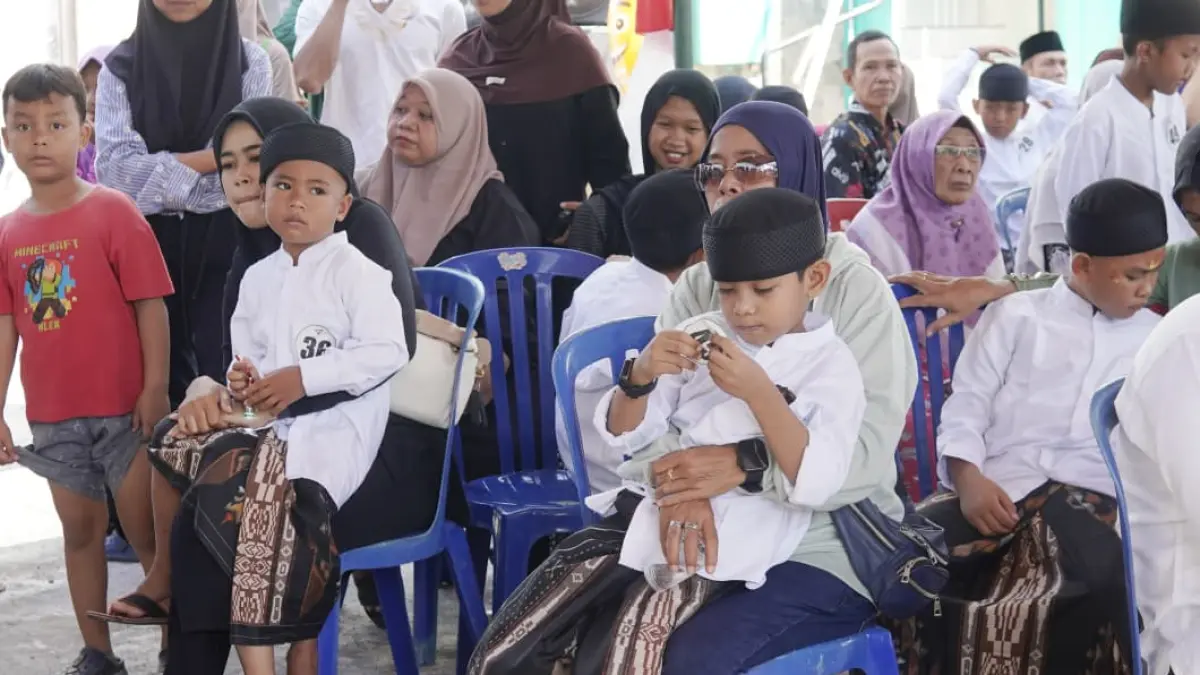 KHITANAN: Suasana khitanan massal yang digelar Dompet Sosial Madani (DSM) di Masjid Keramat Kuna, Kampung Kajanan, Buleleng. (Pemkab Buleleng)