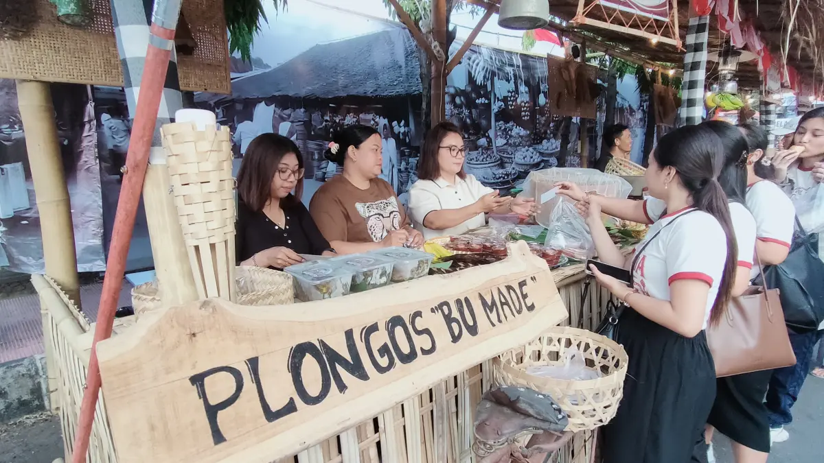 KULINER KHAS: Suasana lapak plongos pada ajang Buleleng Festival 2026. (Eka Prasetya/Radar Buleleng)