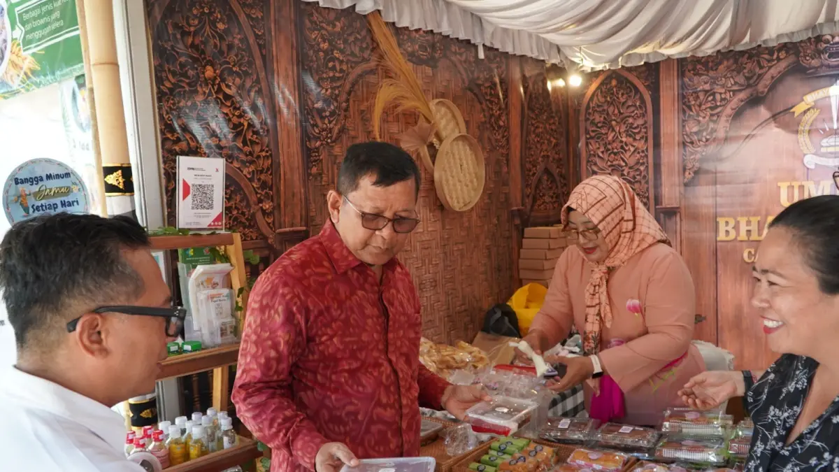 KUNJUNGI UMKM: Bupati Buleleng, I Nyoman Sutjidra mengunjungi salah satu stand UMKM pada ajang Buleleng Festival 2026. (Pemkab Buleleng)