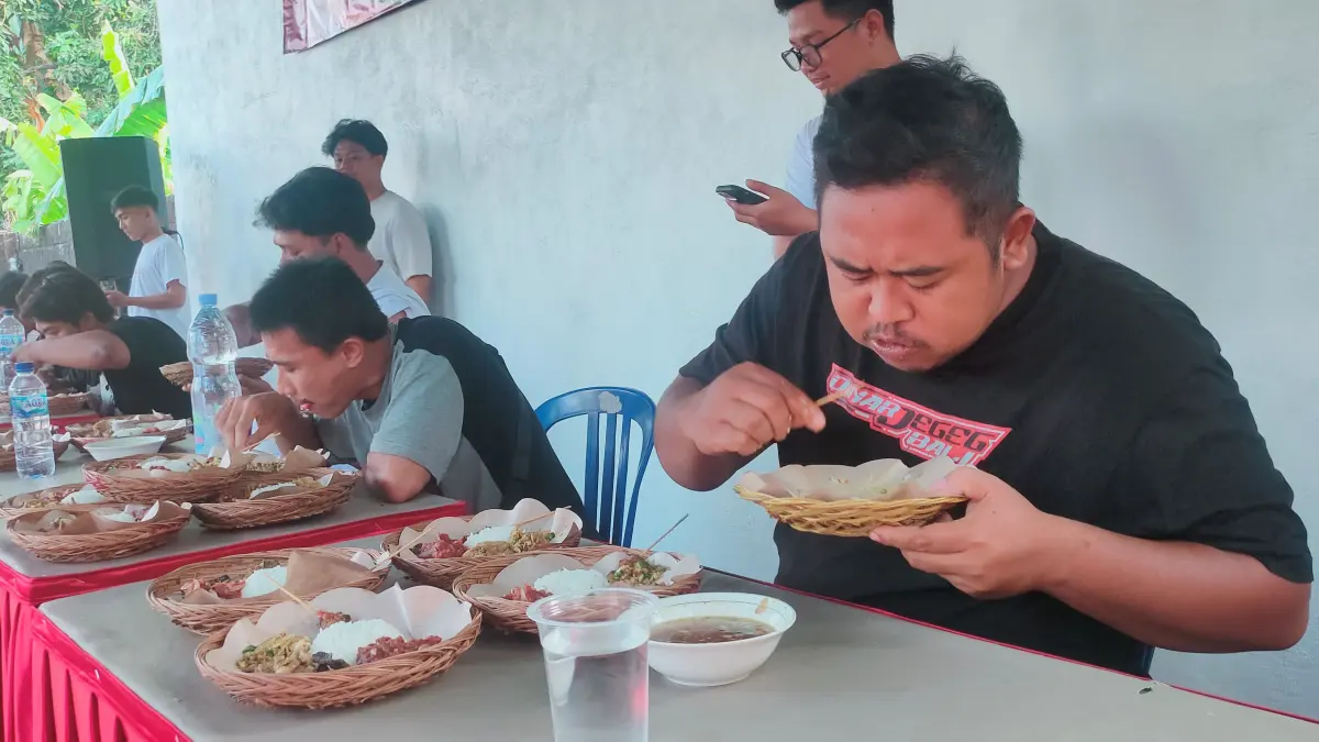LOMBA MAKAN: Suasana lomba makan lawar yang digelar di Warung Nasi Lawar Misol, Buleleng. (Eka Prasetya/Radar Buleleng)