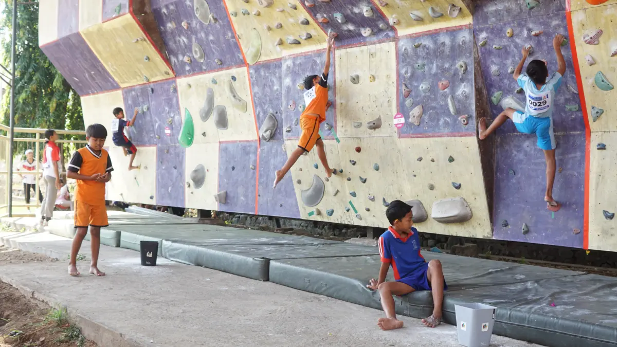 SELEKSI: Ajang seleksi panjat tebing yang menyasar siswa SD di Buleleng. (FPTI Buleleng)