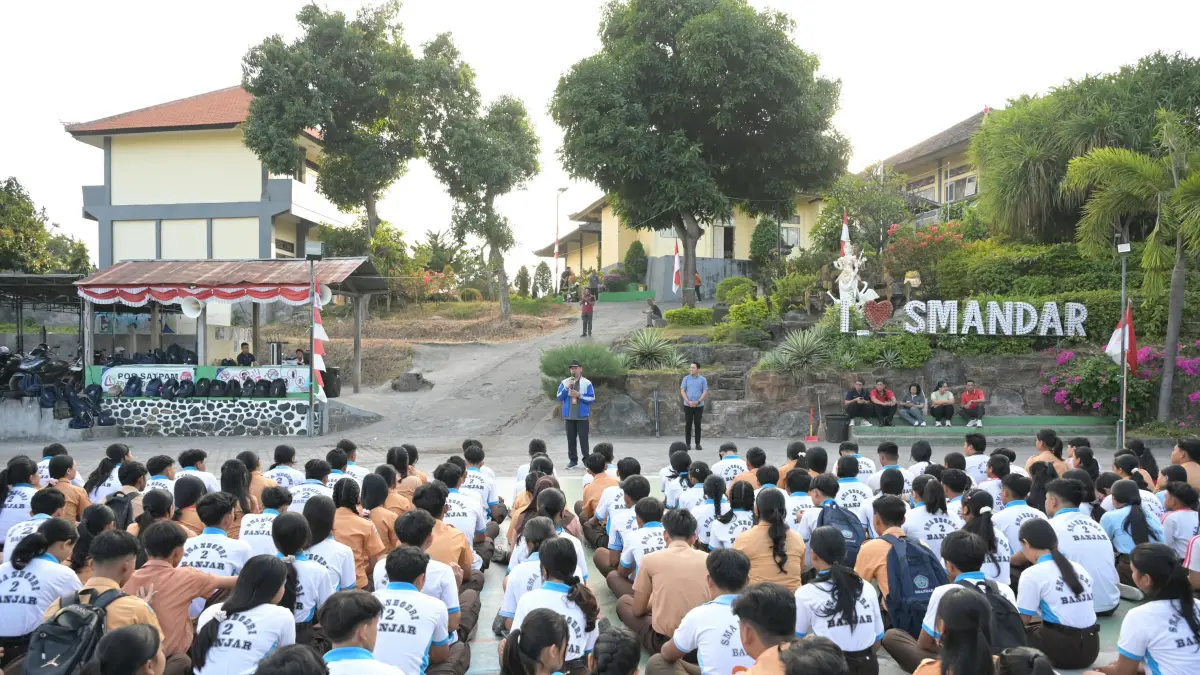 SOSIALISASI: Sosialisasi Pemilu Raya OSIS di SMAN 2 Banjar. KPU Buleleng memberikan pendampingan dalam simulasi tersebut. (KPU Buleleng)