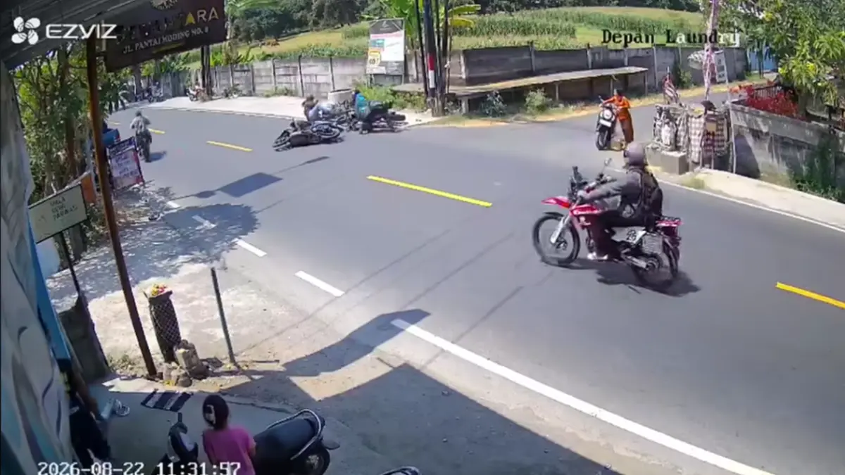 TEREKAM CCTV: Peristiwa kecelakaan di Jalan Raya Singaraja-Gilimanuk yang terekam kamera CCTV. (istimewa)