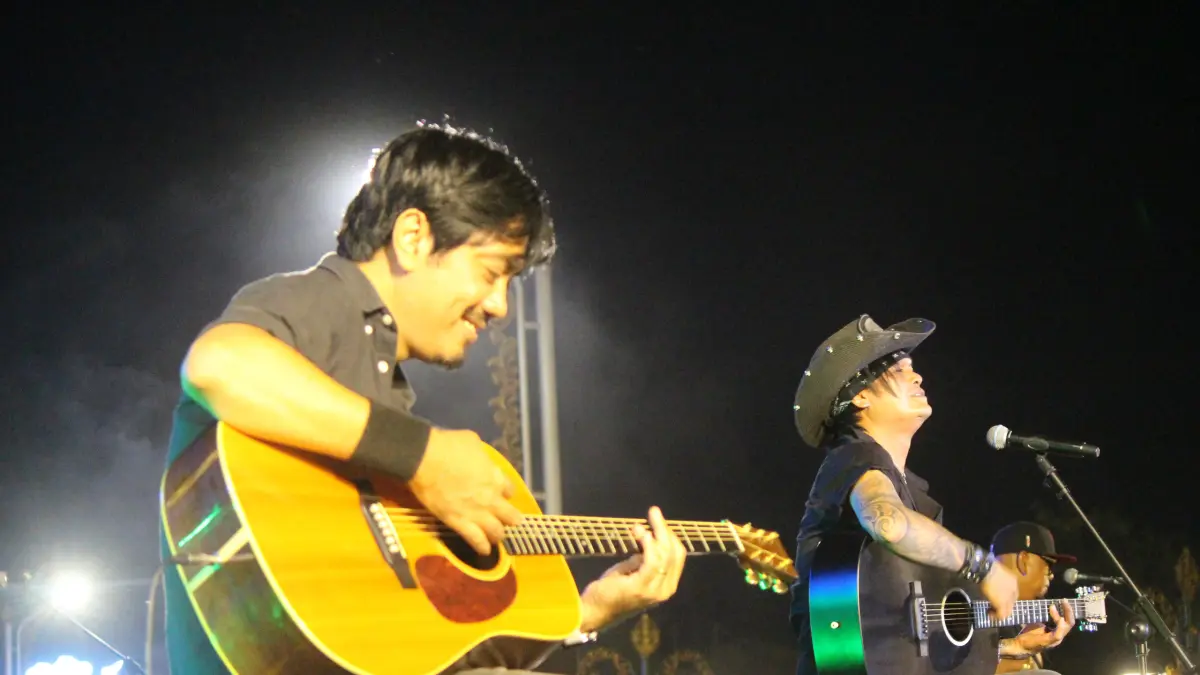 AKUSTIK: Penampilan Lolot Band di panggung utama Buleleng Festival pada Minggu (24/8/2026) malam. Mereka tampil dengan format akustik. (Eka Prasetya/Radar Buleleng)