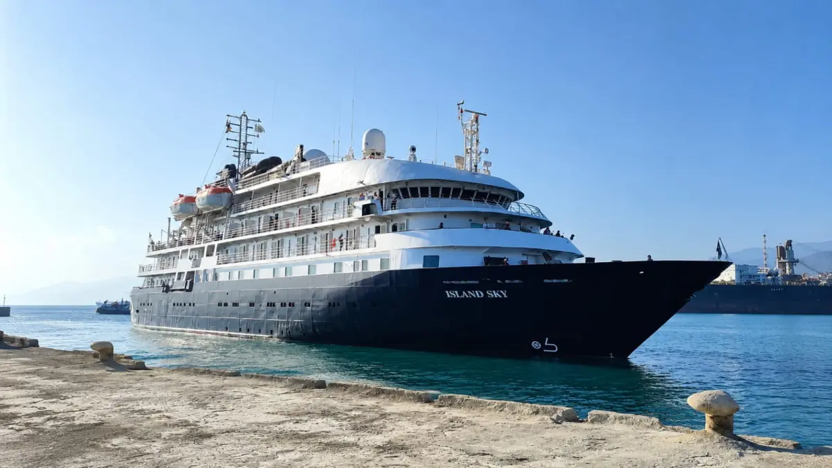 BERLABUH: Kapal pesiar MV Island Sky saat berlabuh di Pelabuhan Celukan Bawang. (Pelindo Celukan Bawang)