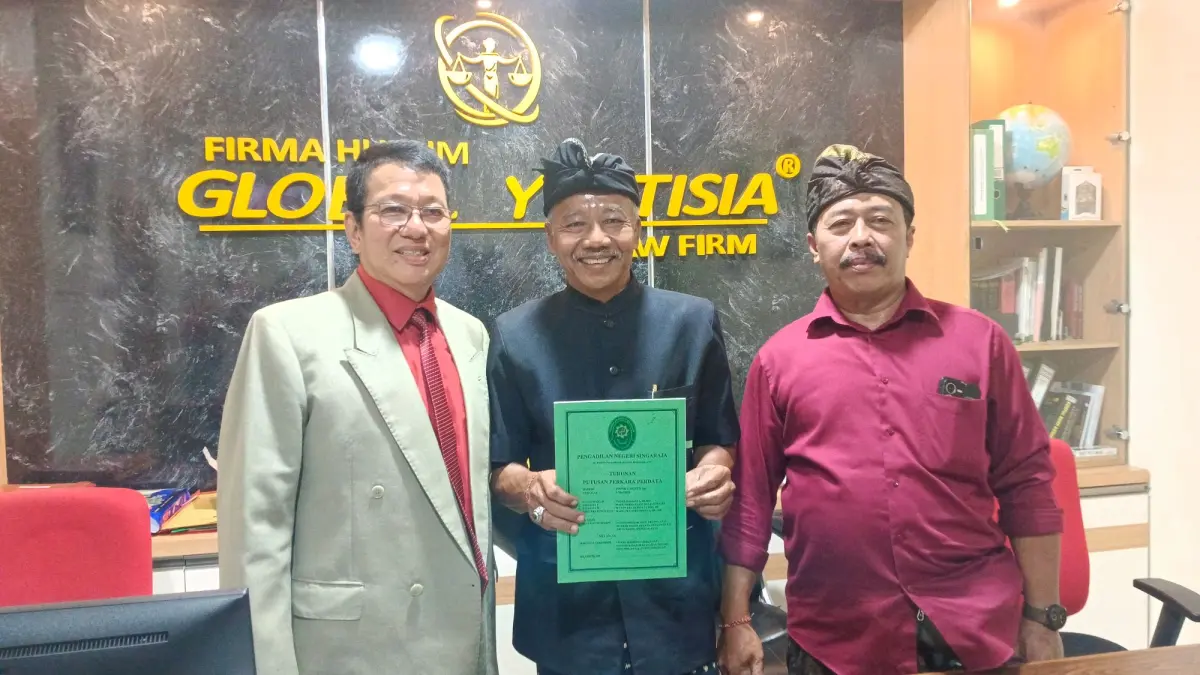 MENANG GUGATAN: Ketua Tim Hukum Desa Adat Yeh Sanih, Wirasanjaya (kiri) bersama Kelian Desa Adat Yeh Sanih, Jro Made Sukresna (tengah) menunjukkan salinan putusan yang memenangkan Desa Adat Yeh Sanih. (Eka Prasetya/Radar Buleleng)