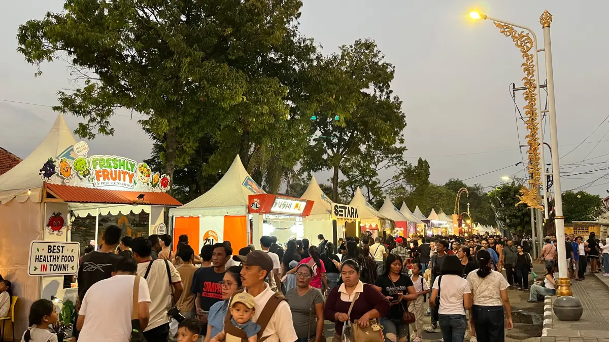 OMZET MELESAT: Suasana di salah satu sisi stand kuliner yang berjualan pada ajang Buleleng Festival 2026. (Pemkab Buleleng)