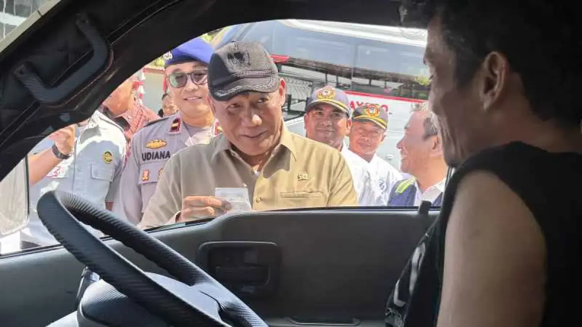 SIDAK: Anggota Komisi VII DPR RI, Bambang Haryo Soekartono saat melakukan  sidak ke Pelabuhan Padangabai. (Zulfika Rahman/Radar Bali)