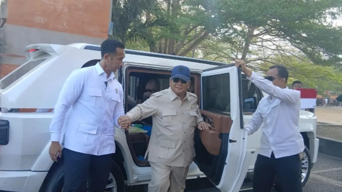 BANGUN PLTS: Presiden RI, Prabowo Subianto saat meluncurkan mega proyek Pembangkit Listrik Tenaga Surya (PLTS) berkapasitas 100 Gigawatt peak (GWp) dari Monumen Operasi Lintas Laut Jawa Bali, Gilimanuk, pada Selasa (25/8/2026). (M. Basir/Radar Bali)