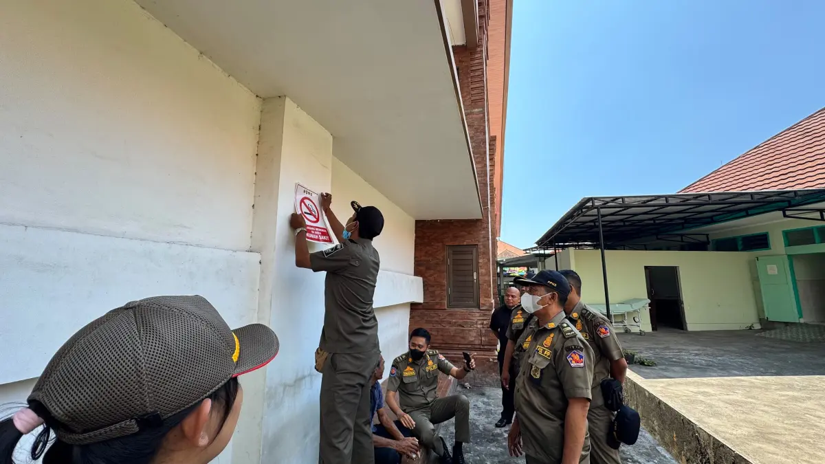 SIDAK: Tim Satuan Polisi Pamong dan Dinas Kesehatan Buleleng memasang stiker tanda Kawasan Tanpa Rokok (KTR) di RSUD Buleleng. (Pemkab Buleleng)