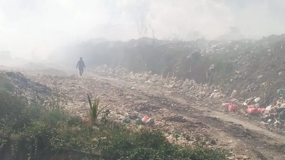 DISELIMUTI ASAP: Asap tebal menyelimuti TPA Mandung, Tabanan, imbas kebakaran sampah di areal tersebut. (Juliadi/Radar Bali)
