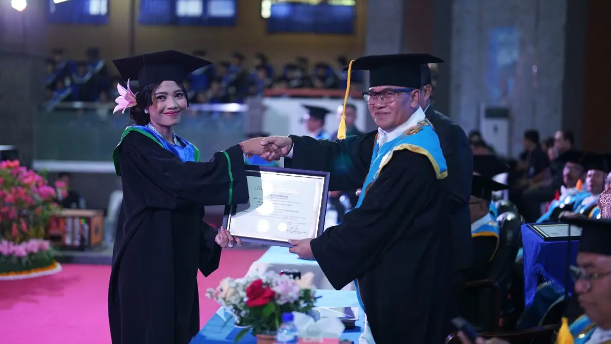LEPAS WISUDAWAN: Rektor Undiksha, Prof. I Wayan Lasmawan melepas 1.180 orang wisudawan pada Wisuda ke-80 Undiksha. (Undiksha)