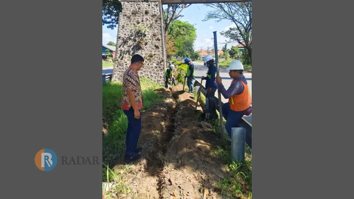 PERBAIKI INSTALASI: Tim  Balai Pengelola Transportasi Darat (BPTD) Bali, melakukan perbaikan jaringan listrik Lampu Penerangan Jalan Umum (LPJU) di Jalan Bypass Ida Bagus Mantra. (BPTD Bali)