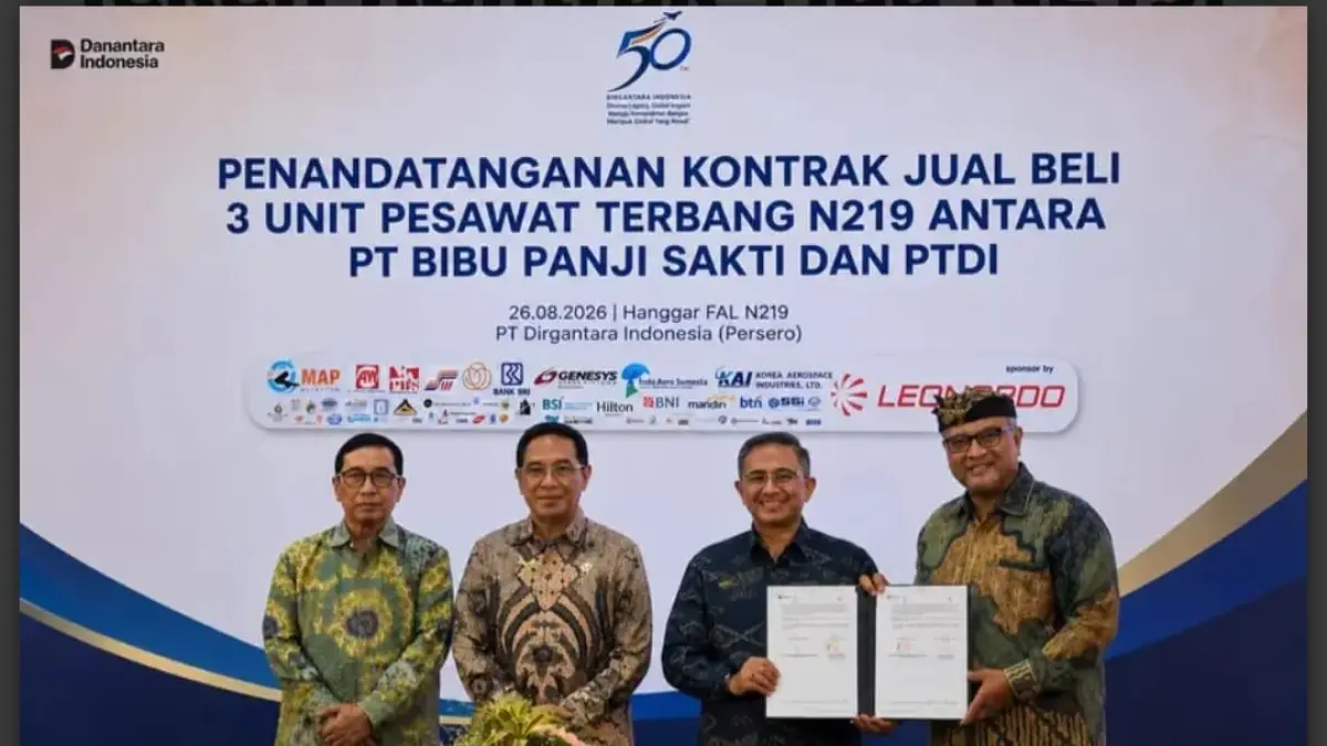 SEPAKAT BELI PESAWAT: Direktur Utama PT BIBU Panji Sakti, Erwanto Sad Adiatmoko Hariwibowo (paling kanan) sepakat membeli tiga unit pesawat amfibi buatan PT Dirgantara Indonesia. (BIBU Panji Sakti)