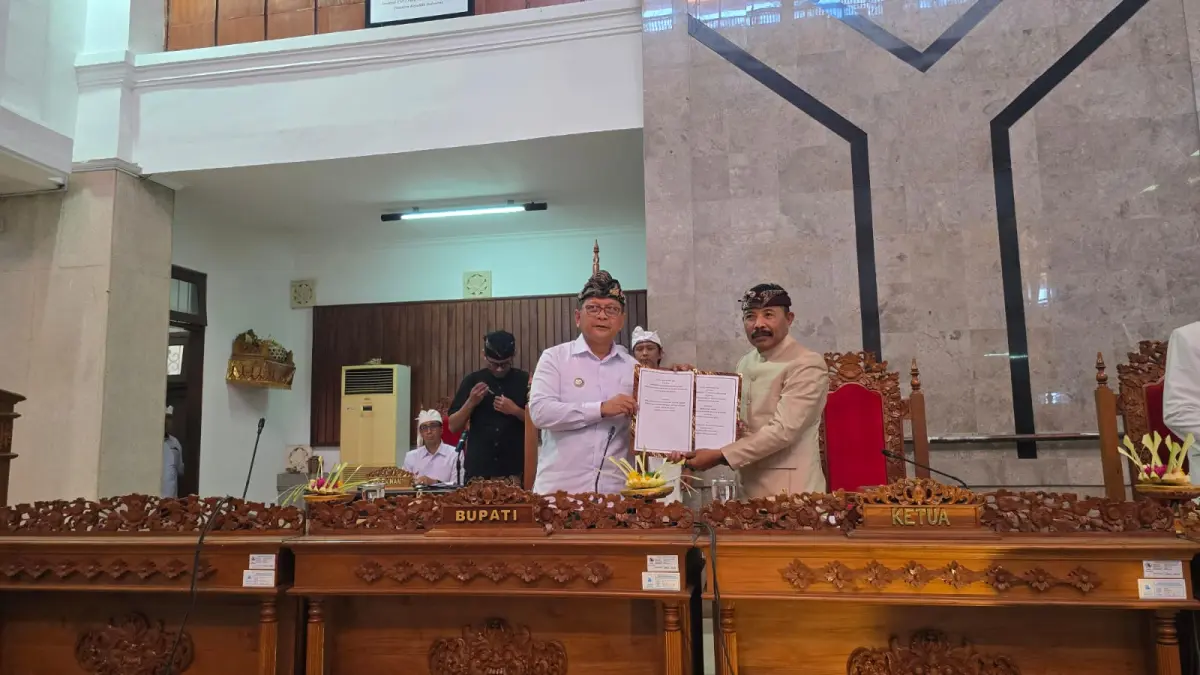 SEPAKAT: Ketua DPRD Buleleng, Ketut Ngurah Arya (kanan) dan Bupati Buleleng, I Nyoman Sutjidra (kiri) menyepakati KUA-PPAS APBD Buleleng Tahun Anggaran 2027. (DPRD Buleleng)