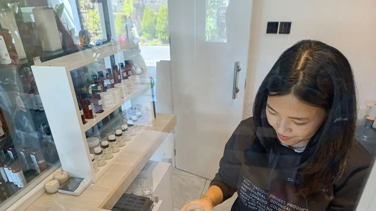 TEMBUS PASAR NASIONAL: Owner Gracious Project, Gracia Chandra menunjukkan proses pengemasan produk perawatan tubuh berbasis nabati. (I Wayan Widyantara/Radar Bali)