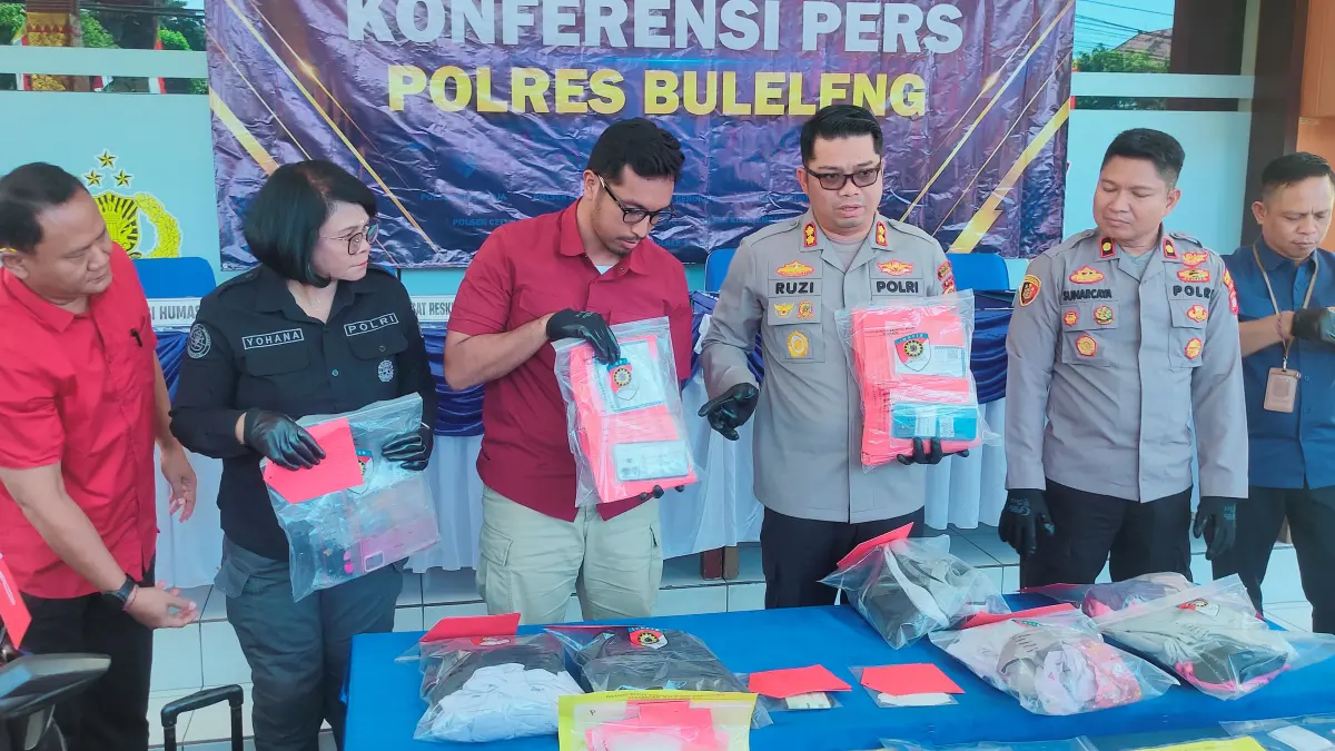 TUNJUKKAN BUKTI: Kapolres Buleleng, AKBP Ruzi Gusman (tiga dari kanan) menunjukkan barang bukti penggelapan dan penipuan dengan modus challenge TikTok yang dilakukan oleh seorang oknum guru honorer di Buleleng. (Eka Prasetya/Radar Buleleng)