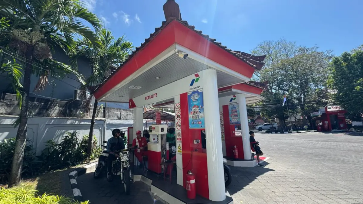 ANTRE BBM: Pengisian BBM jenis pertalite di salah satu SPBU yang ada di Bali. (Pertamina Patra Niaga)