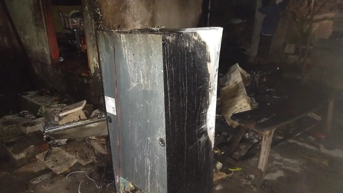 LUDES TERBAKAR: Kebakaran yang melanda dapur warga di Kelurahan Penarukan, Buleleng. (Polres Buleleng)
