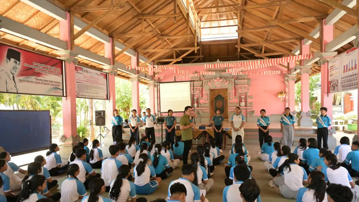 PENDIDIKAN PEMILIH: Sosialisasi pendidikan demokrasi kepada siswa di SMAN 1 Tejakula, Buleleng. (KPU Buleleng)