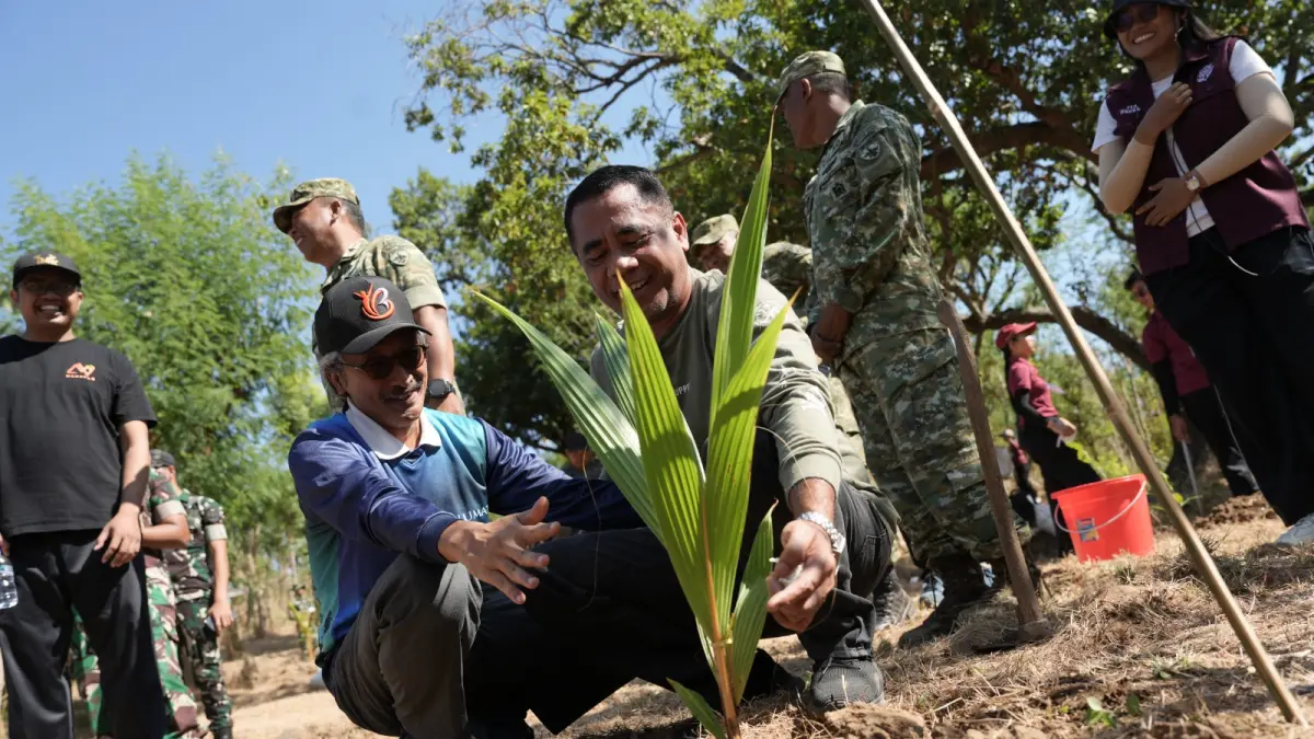 TANAM POHON: Aksi penanaman pohon di Institut Mpu Kuturan Kampus Patas. (Institut Mpu Kuturan)