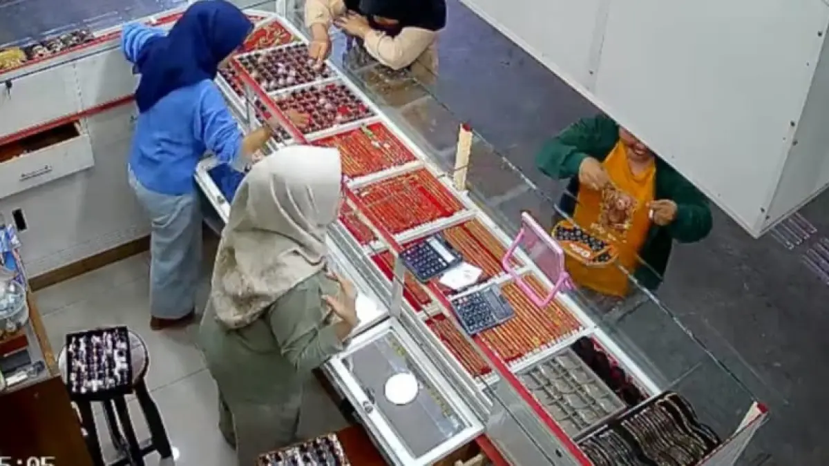 TEREKAM CCTV: Aksi pencurian perhiasan emas yang dilakukan emak-emak di salah satu toko perhiasan di Pasar Bahagia, Kabupaten Jembrana, Bali. (istimewa)