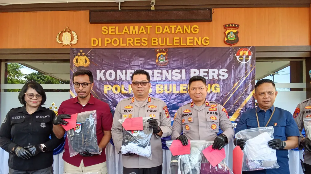 TUNJUKKAN BUKTI: Kapolres Buleleng, AKBP Ruzi Gusman (tiga dari kiri) menunjukkan barang bukti kasus asusila yang menyeret seorang pemuda asal Seririt. (Francelino Junior/Radar Buleleng)