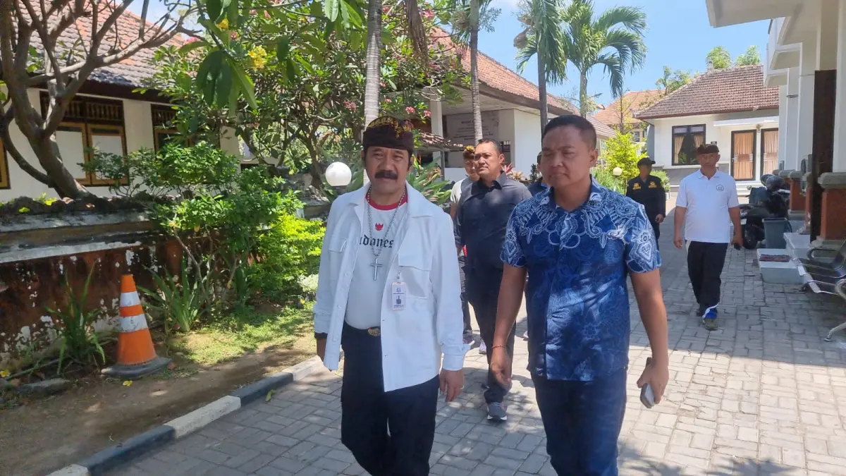 DAMPINGI TIM KEJAGUNG: Kajari Buleleng, Dicky Darmawan (kiri) mendampingi tim Jamintel Kejagung saat datang ke Buleleng pada Jumat (28/8/2026). (istimewa)