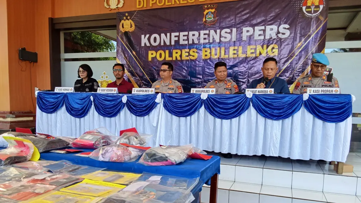 UNGKAP KASUS: Kapolres Buleleng, AKBP Ruzi Gusman (tiga dari kiri) bersama sejumlah perwira di Polres Buleleng mengungkap kasus peredaran narkoba. (Francelino Junior/Radar Buleleng)